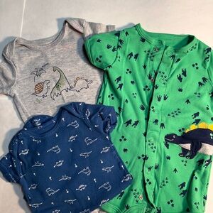 Carters Dinosaur Baby Onesies Set size 6 months. Excellent shape!